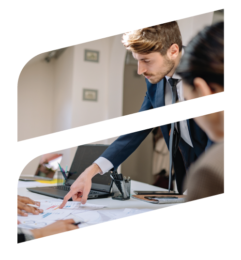 Un homme en costume pointe un document lors d'une réunion de travail.