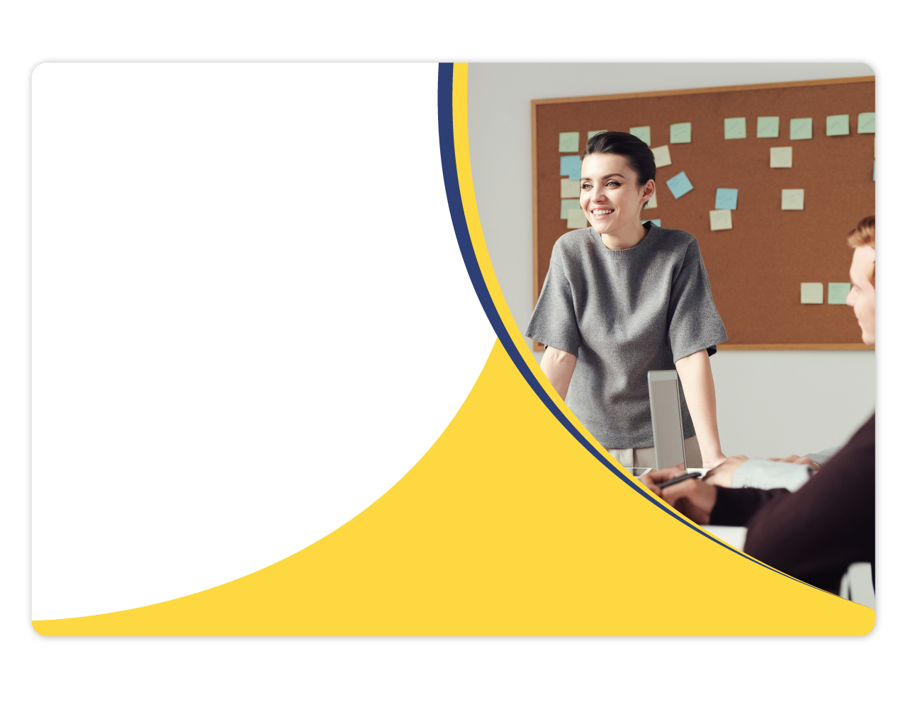 Femme souriante en réunion devant un tableau avec post-its.